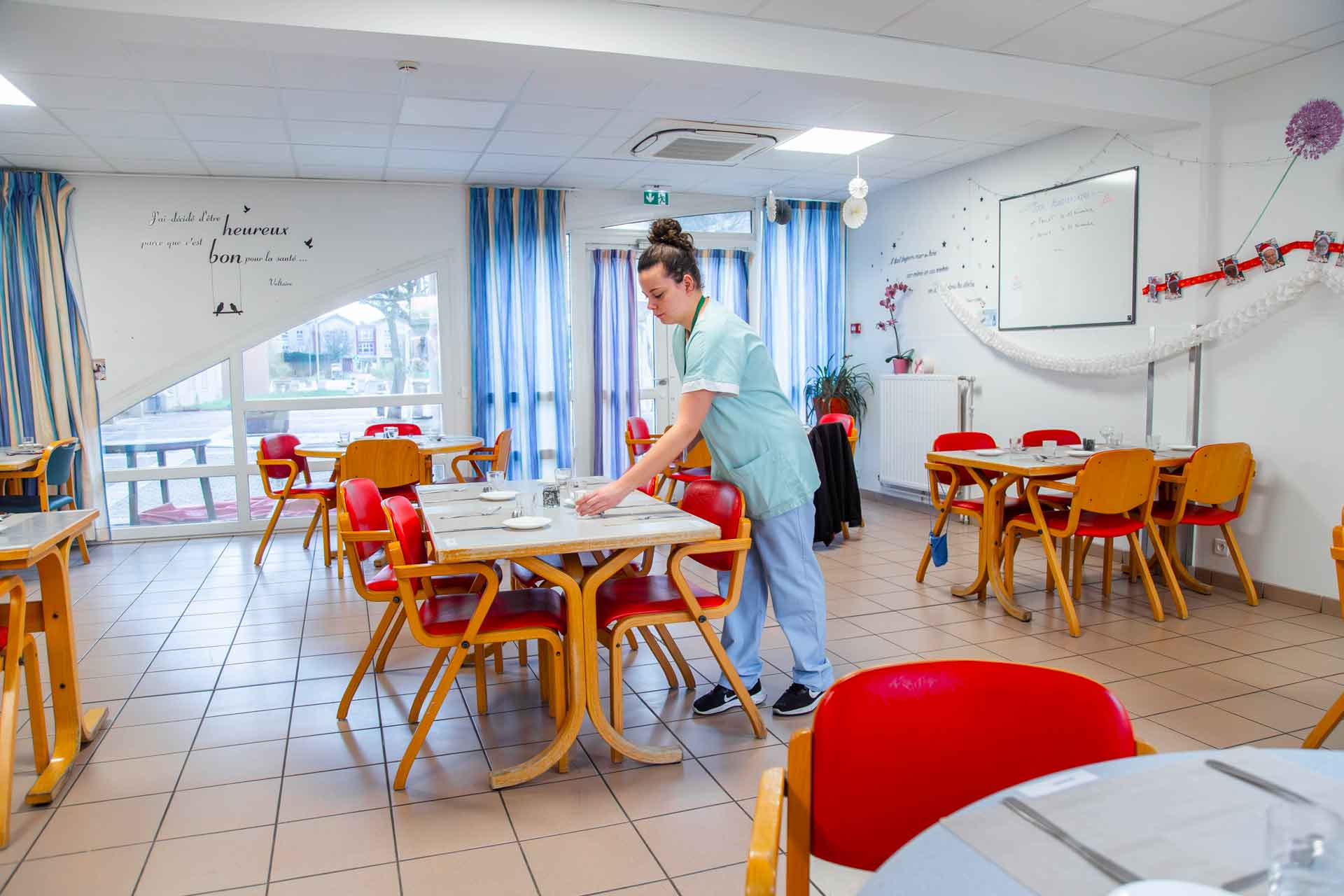 Mise en place dans la salle de repas